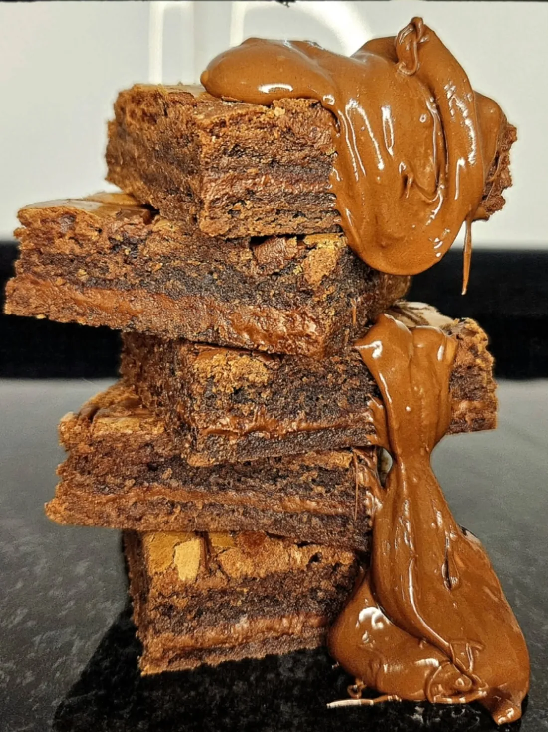 Pilha de brownies com Nutella escorrendo pela lateral