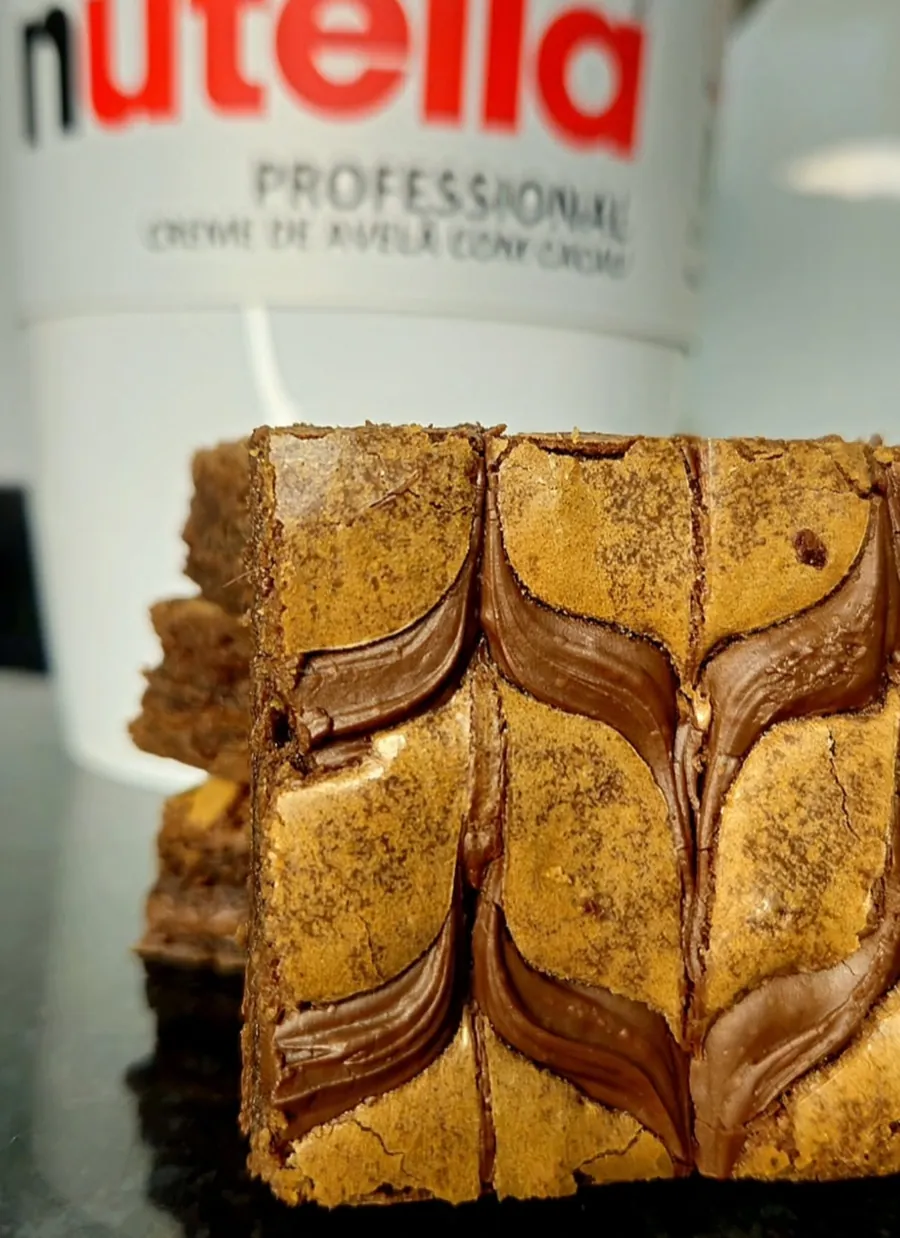 Brownie de Nutella ao lado do pote de Nutella (abre o Instagram)