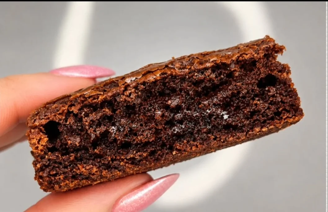 O mesmo brownie cortado, mostrando o miolo macio e úmido